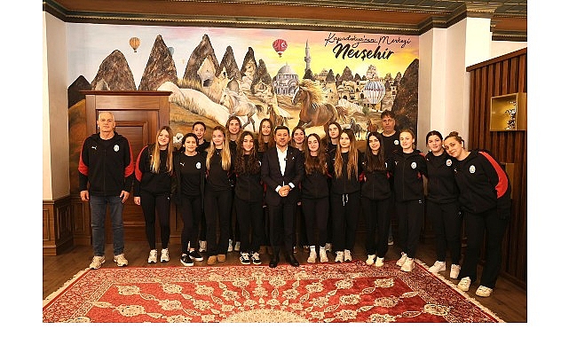 Belediye Başkanı Rasim Arı, Galatasaray Sutopu Kadın Takımı’nı Ağırladı görseli