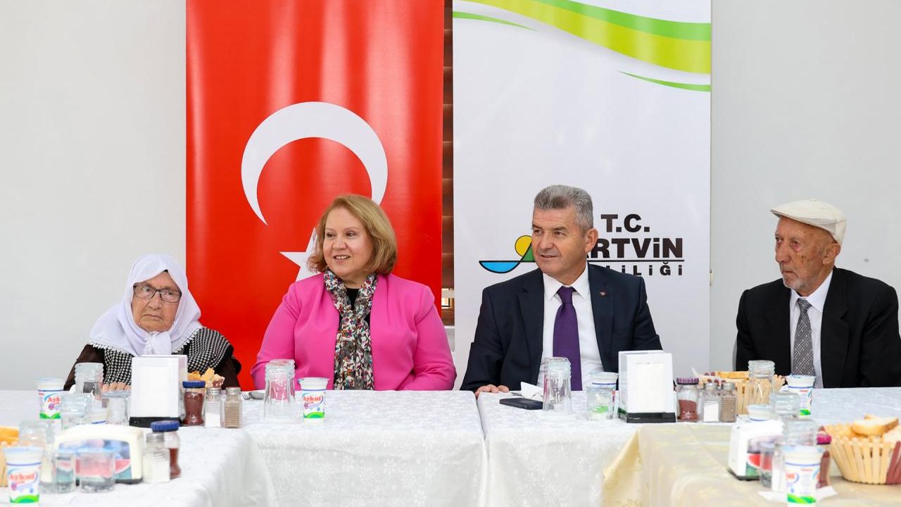 Artvin Valisi Ergün, sakin şehir Şavşat’ta huzurevi sakinlerini ziyaret etti görseli