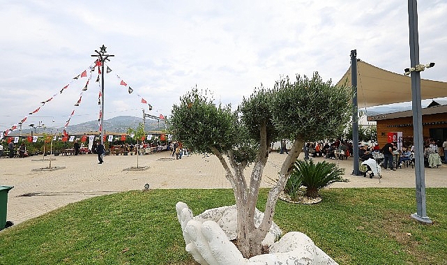 Yazar Yekta Kopan Efes Tarlası Yaşam Köyü'nde okurlarıyla buluşuyor görseli