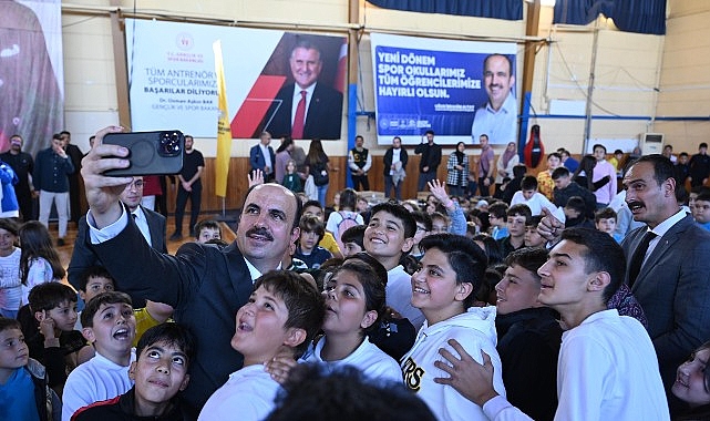 Başkan Altay Karne Alan Öğrencileri Tebrik Etti görseli