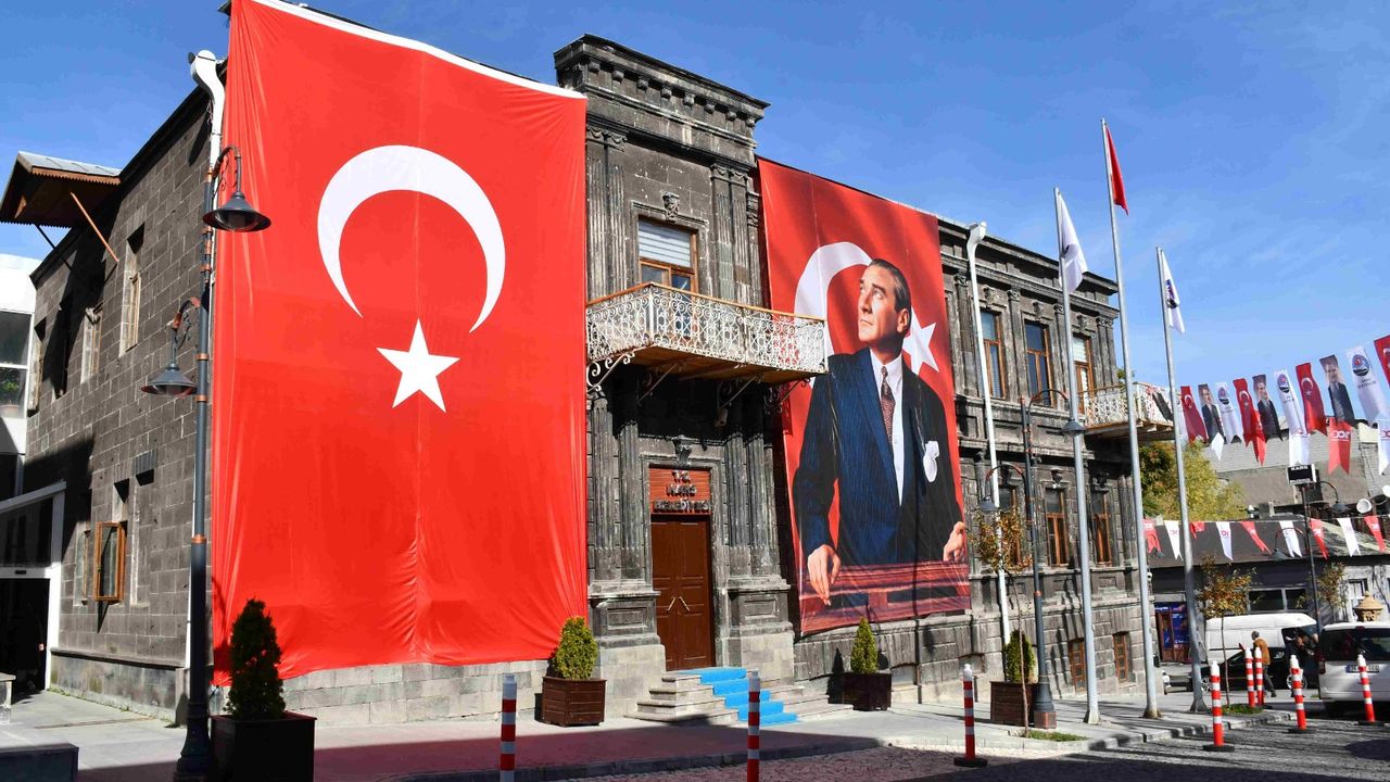 Kars Belediyesi’nden 102. yıla özel kutlama görseli