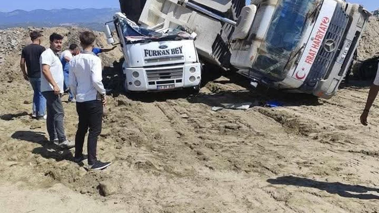Kamyon kamyonun üzerine devrildi: 1 ölü görseli