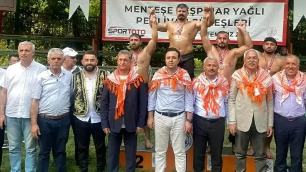 Cengizhan Şimşek, menteşe beşpınar yağlı pehlivan güreşleri’nde başpehlivanlığı kazandı görseli
