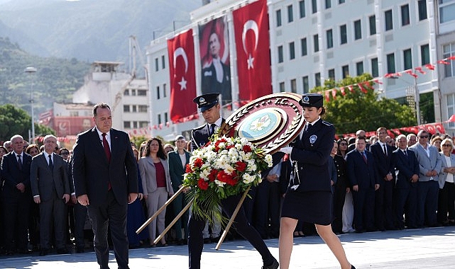 29 Ekim Bayram Coşkusu Çelenk Sunumuyla Başladı görseli