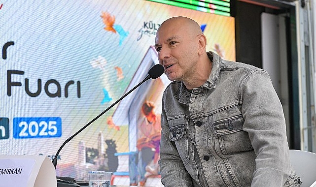Demir Demirkan bu kez edebiyat sahnesinde hayranları ile buluştu görseli
