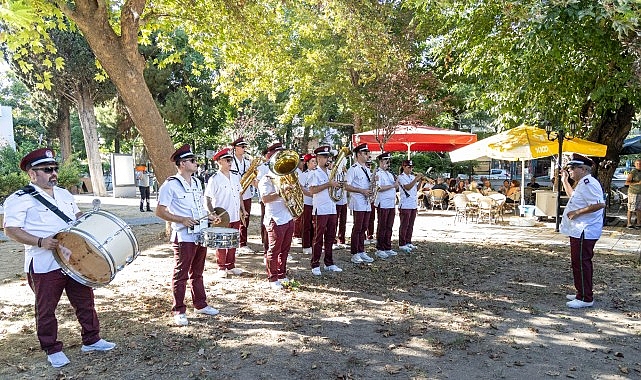 Karşıyaka Belediye Bandosu’ndan sokak konserleri görseli