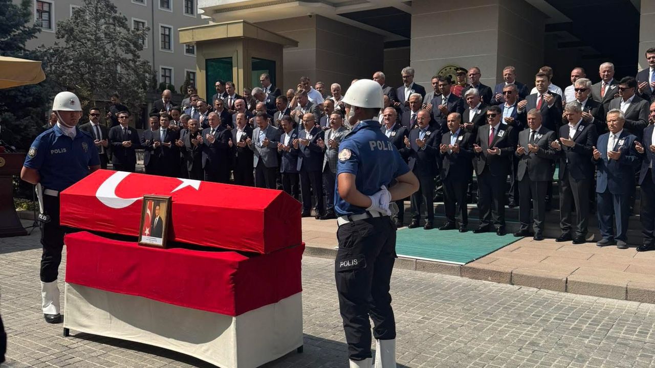 Eski Bitlis Valisi Karaömeroğlu için İçişleri Bakanlığında tören düzenlendi görseli
