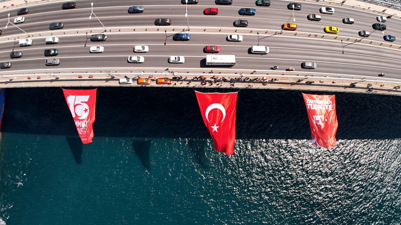 15 Temmuz'un 9. yılında İstanbul'da köprülere Türk Bayrağı asıldı görseli