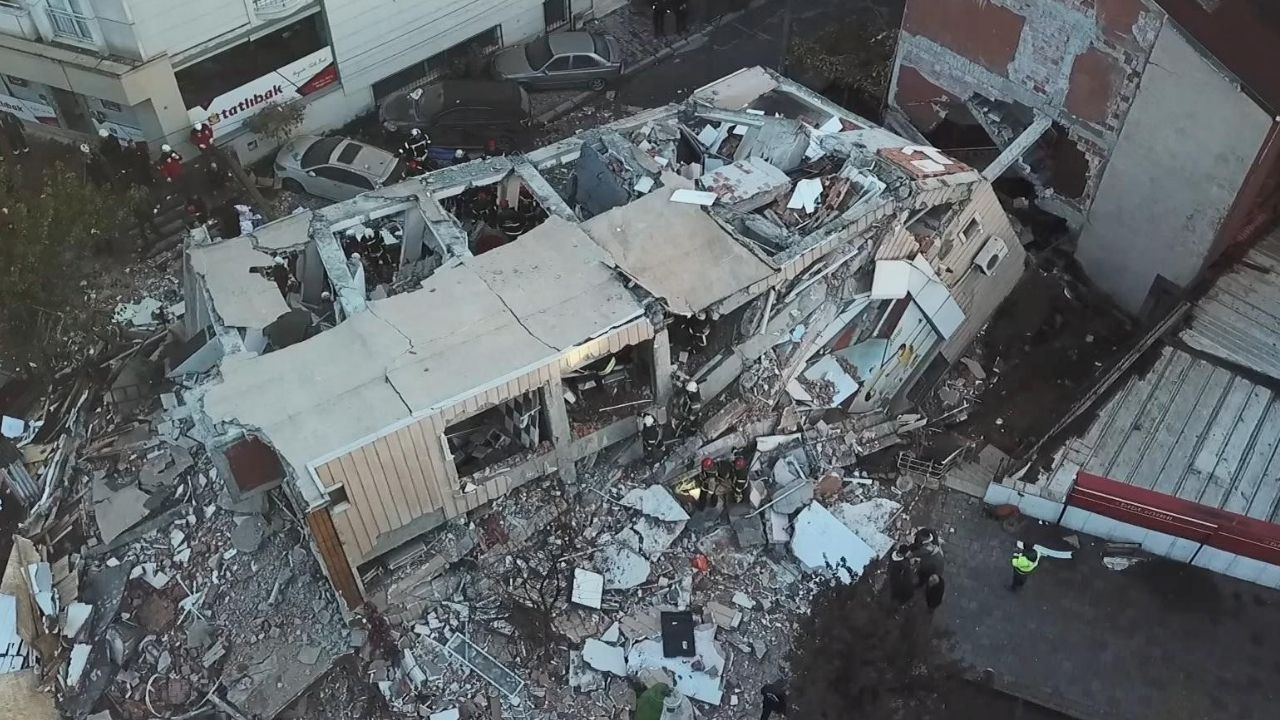 Gebze’de çöken bina enkazdan bir çocuğun cansız bedeni çıkarıldı görseli