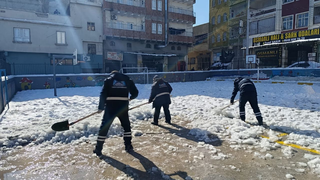 Eyyübiye okulları kar ve buzdan temizleniyor görseli