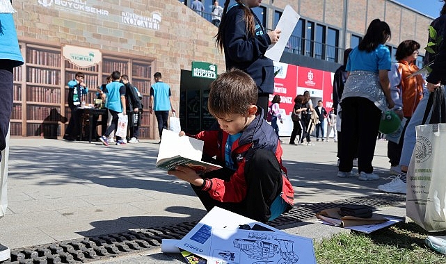 Öğrenciler, Kitap Fuarı'na koşuyor görseli