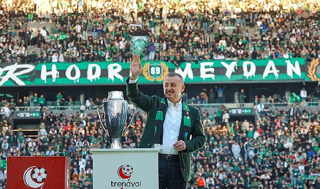 Büyükakın, hem Kocaelispor'u, hem de taraftarı kutladı görseli