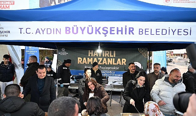 Başkan Çerçioğlu Atatürk Kent Meydanı'nda kurulan iftar sofrasında vatandaşlarla bir araya geldi görseli