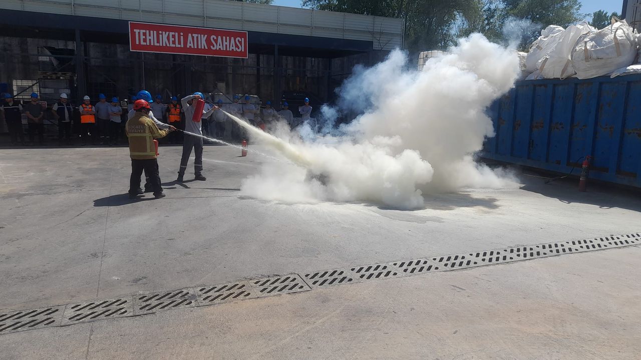 Kocaeli Büyükşehir, sanayi kuruluşlarına yangın eğitimi vermeye devam ediyor: Yangında doğru müdahale hayat kurtarır görseli