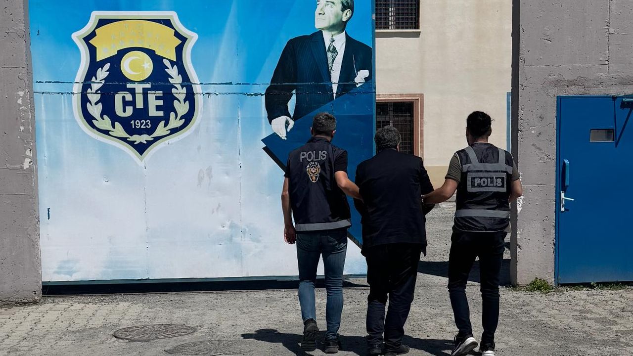 Kars’ta akrabasını öldürme suçundan hapis cezası bulunan hükümlü yakalandı görseli