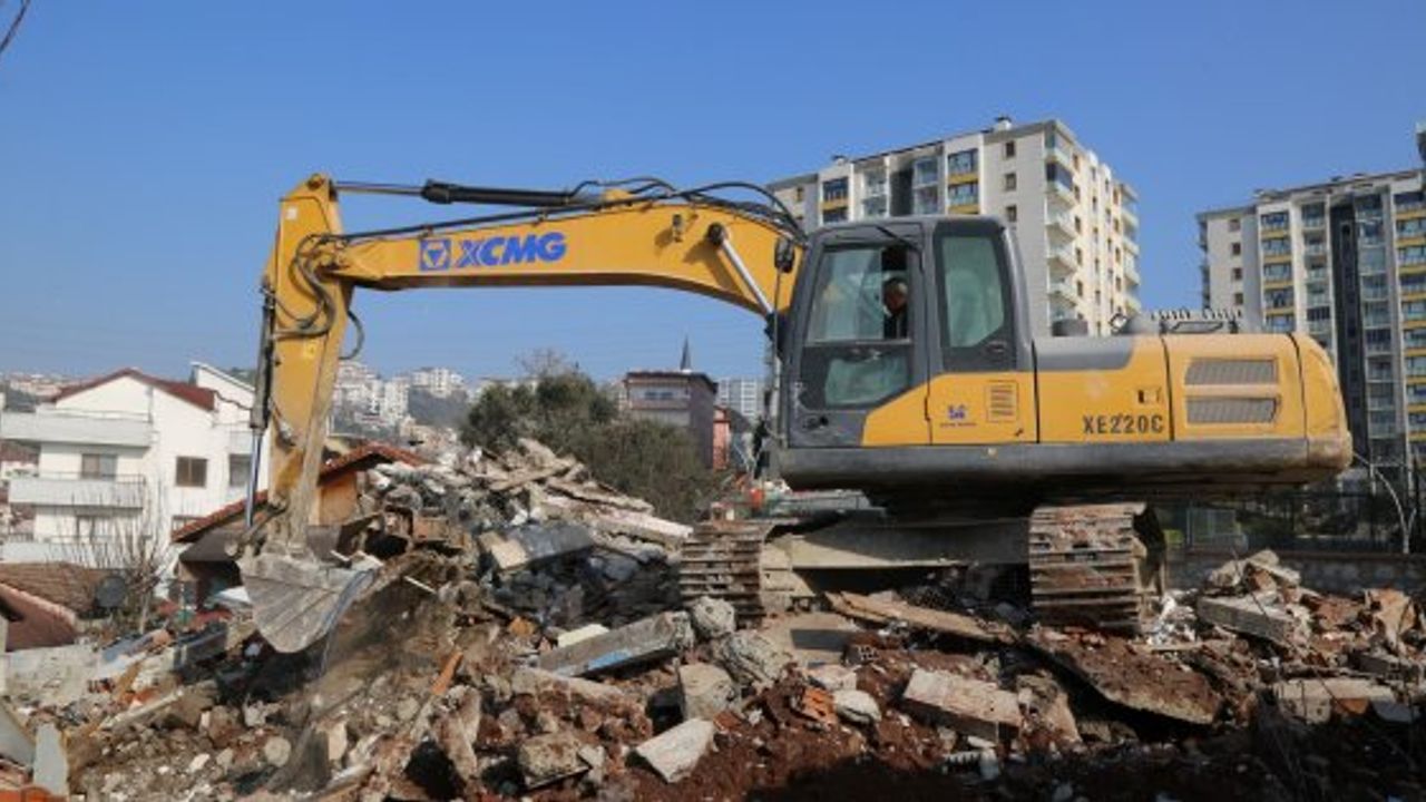 Cedit’te 7 bina daha yıkıldı görseli