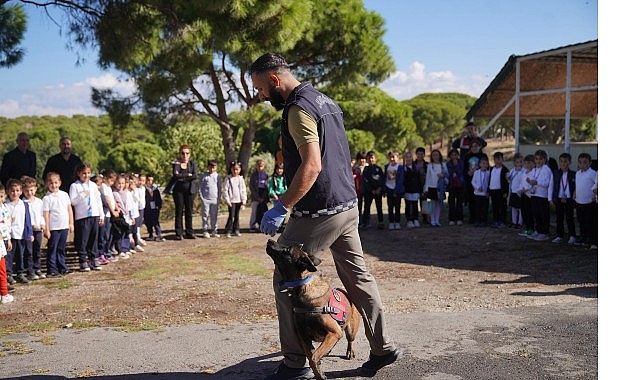 Jandarma arama kurtarma köpeği Çilek çocukların sevgilisi oldu görseli