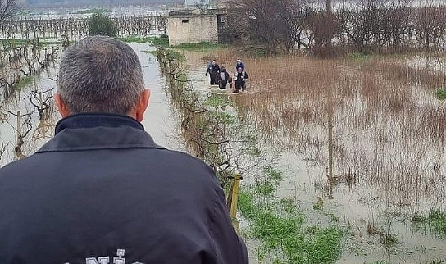 Selde Mahsur Kalanların İmdadına Büyükşehir İtfaiyesi Yetişti görseli
