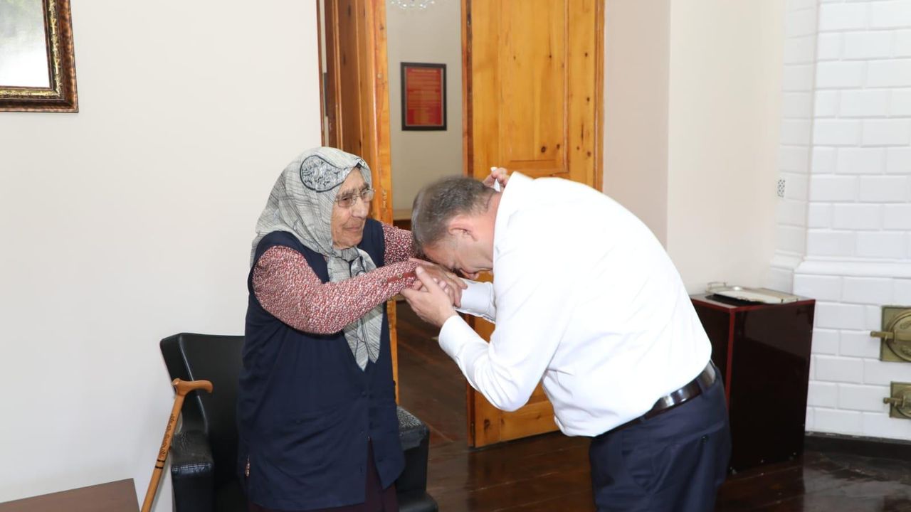 Vali Ziya Polat, Kars’ın En Yaşlı Kadını Hayriye Ağyel’i Makamında Ağırladı görseli