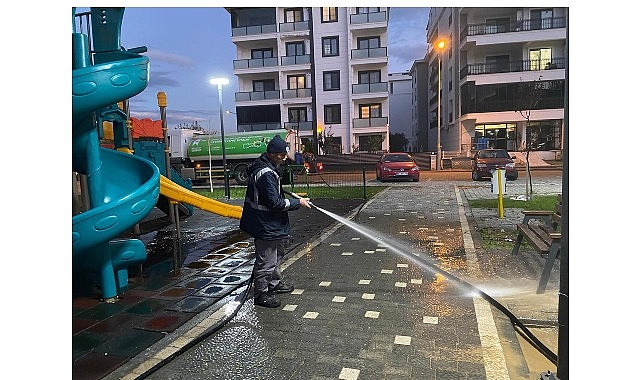 Edremit Belediyesi’nden parklarda hızlı temizlik çalışması görseli