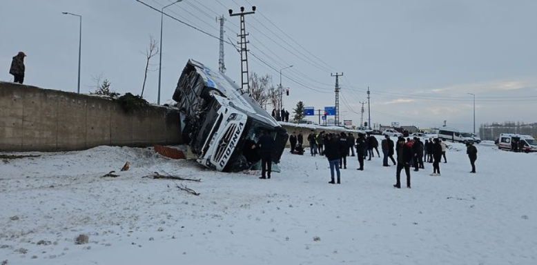 Patnos'ta Yolcu Otobüsü İstinat Duvarından Devrildi: 16 Yaralı görseli