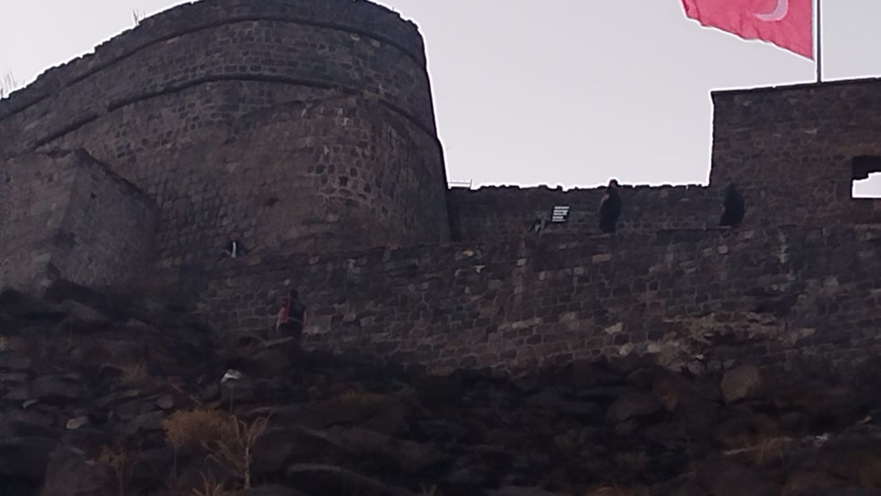 Kale surlarına çıkan bir kişi, intihar girişiminde bulundu görseli