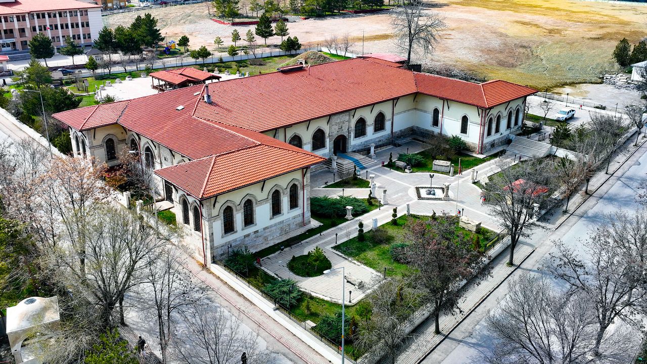 Hitit Kraliyetinden 4 kuşaklık miras: İspekçir Steli Sivas'ta sergileniyor görseli