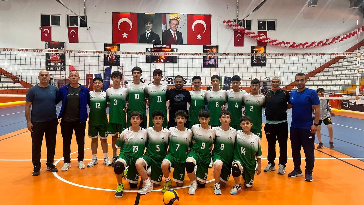 Kars’ta voleybol heyecanı: Anadolu Yıldızlar Ligi’nde öğrenciler yarı finale yükseldi görseli