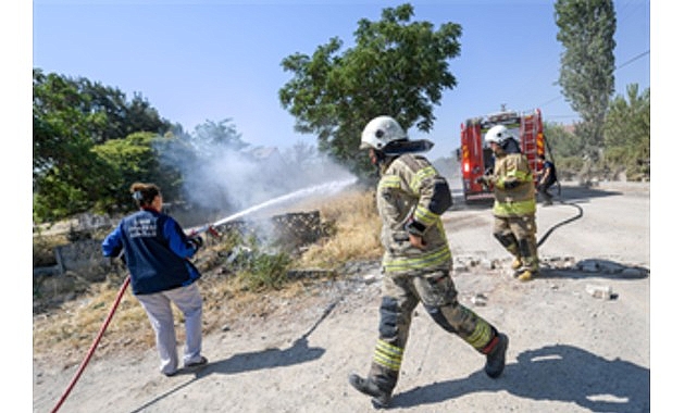Büyükşehir’in köylere dağıttığı tankerler ormanları kurtarıyor görseli