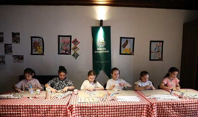 Çocuklar Sanat Atölyelerinde Hem Eğleniyor Hem Öğreniyor görseli