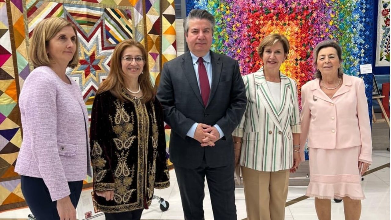 Türk Çini Sanatı New York'ta: Almula İdil Kılıç ve Amerika Türk kadınlar Birliği işbirliği görseli