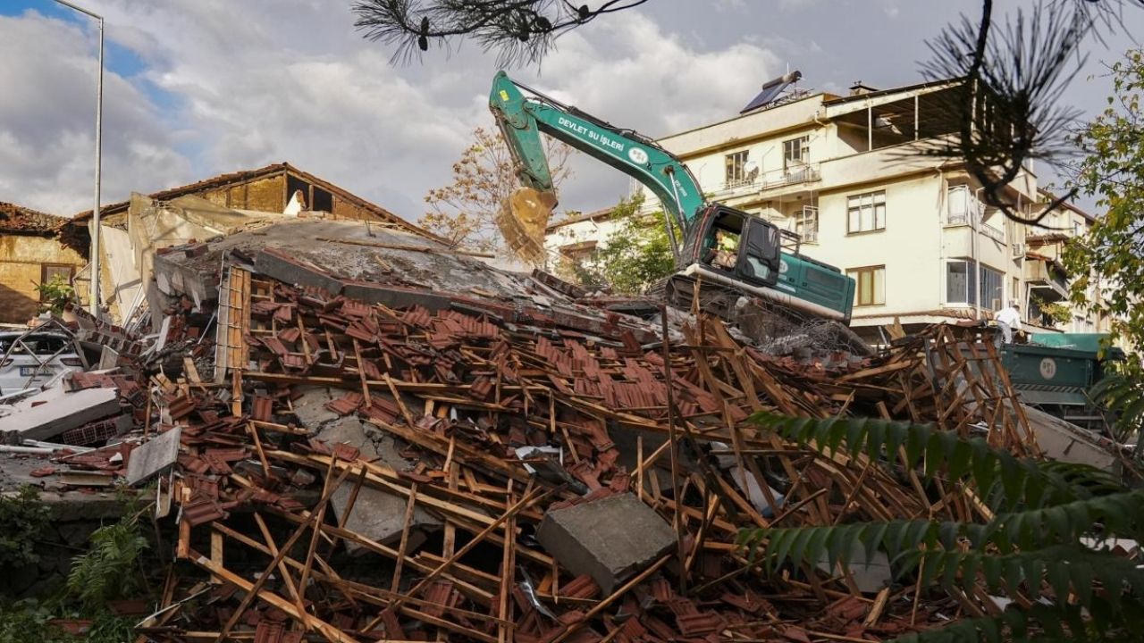 Balıkesir’de deprem enkazı kaldırma çalışmaları başladı görseli