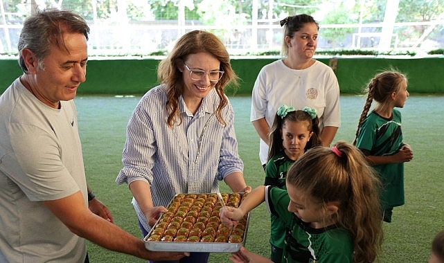 Abiş, minik sporcular ve anneleriyle sahada buluştu görseli