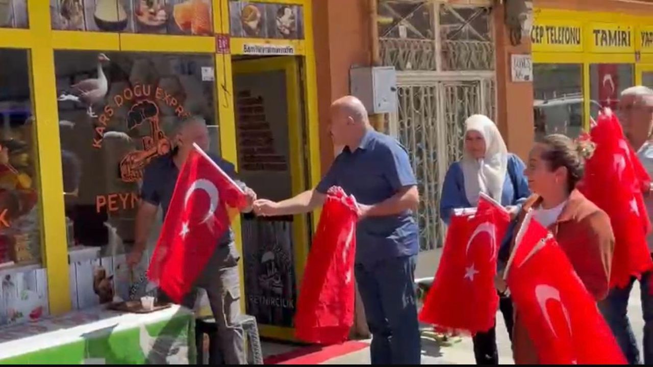 AK Parti Kars İl Teşkilatı’ndan 15 Temmuz’a özel bayrak dağıtımı görseli