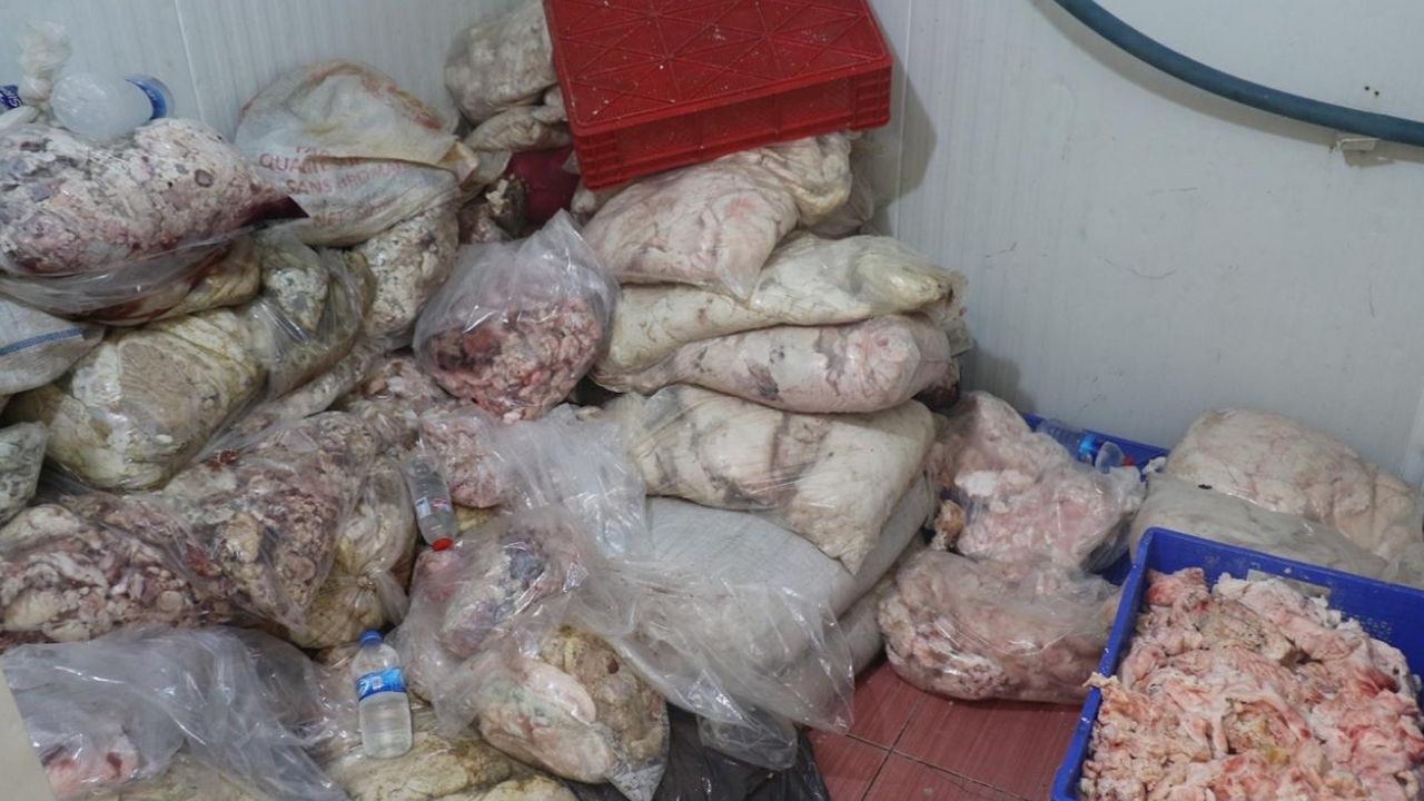 ra’da 3 iş yerinde 17 ton bozuk et ele geçirildi görseli