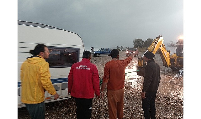 Karavanlarında mahsur kalan turistler kurtarıldı görseli