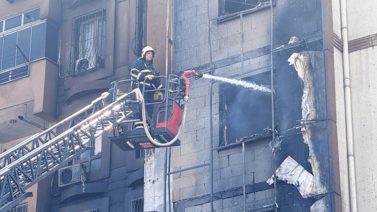 Gaziantep’te 5 katlı binada yangın: 15 kişi dumandan etkilendi görseli