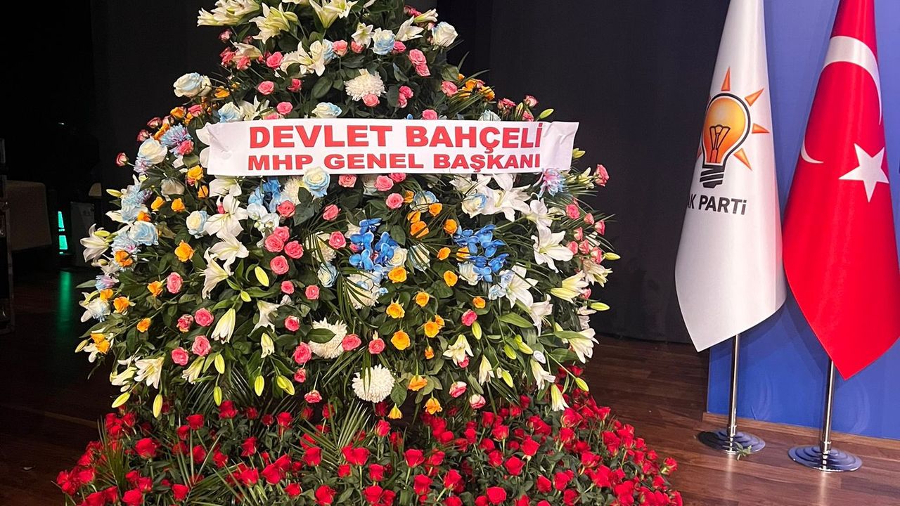 Bahçeli'den AK Parti'nin 24. kuruluş yıl dönümüne özel çiçek hediyesi görseli