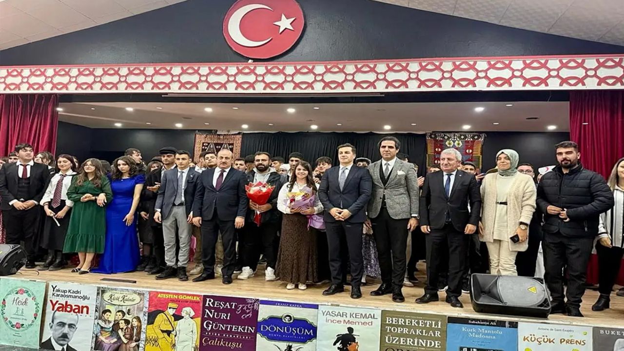 Eruh’ta Roman kahramanları sahneye taşındı görseli