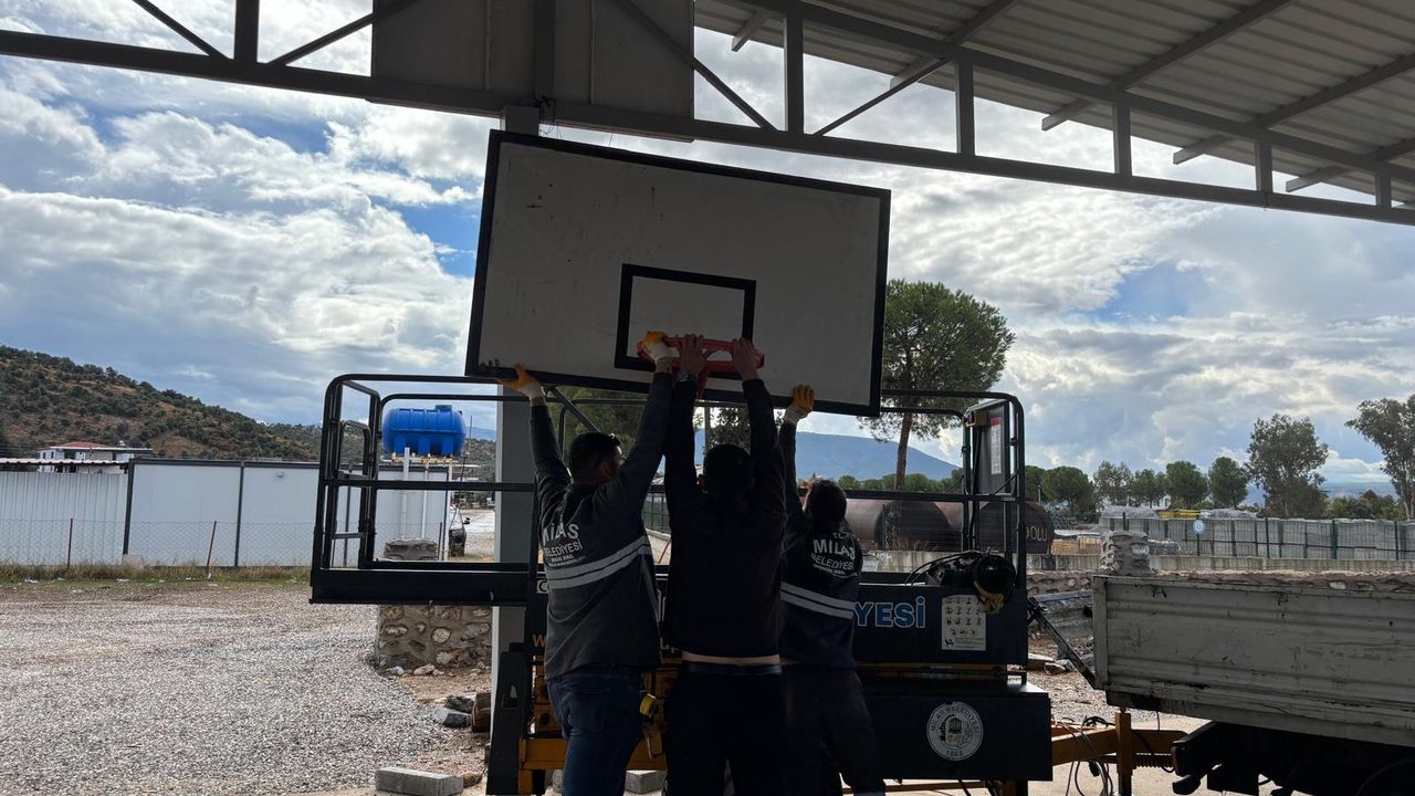 Milas Belediyesi basketbol potalarının kurulumlarına başladı görseli