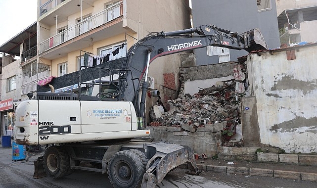 Konak’ta metruk yapıların yıkımı devam ediyor görseli