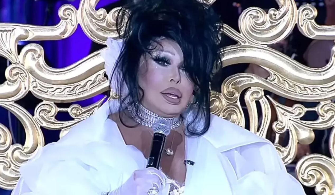 Diva’nın İftar Şıklığı: Baştan Aşağı Beyazlar İçinde görseli