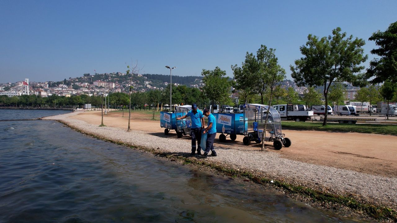 Kocaeli Büyükşehir Belediyesi sahilleri temiz tutmak için çalışıyor görseli