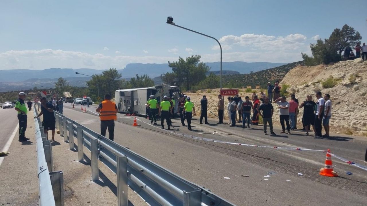 Mersin’de yolcu otobüsü ile kamyon çarpıştı: Ölü ve yaralılar var görseli