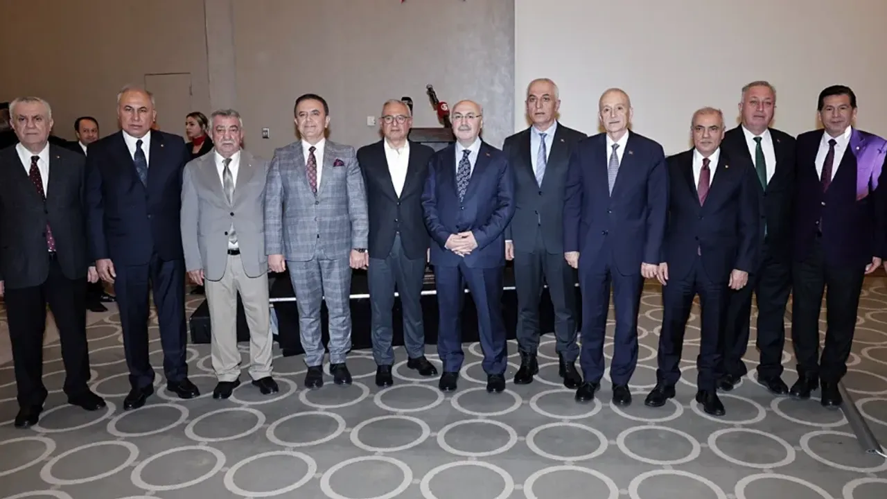 Vali Köşger Adanalılarla vedalaştı görseli