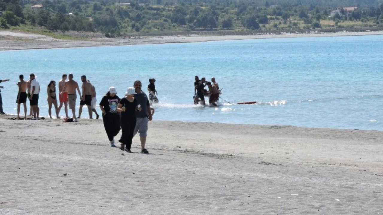 Salda Gölü’nde can pazarı: 17 yaşındaki genç kız ölümden döndü görseli