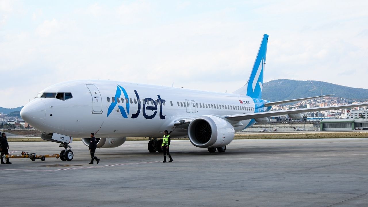 AJet’in 5. fabrika çıkışlı uçağı İstanbul’a indi görseli
