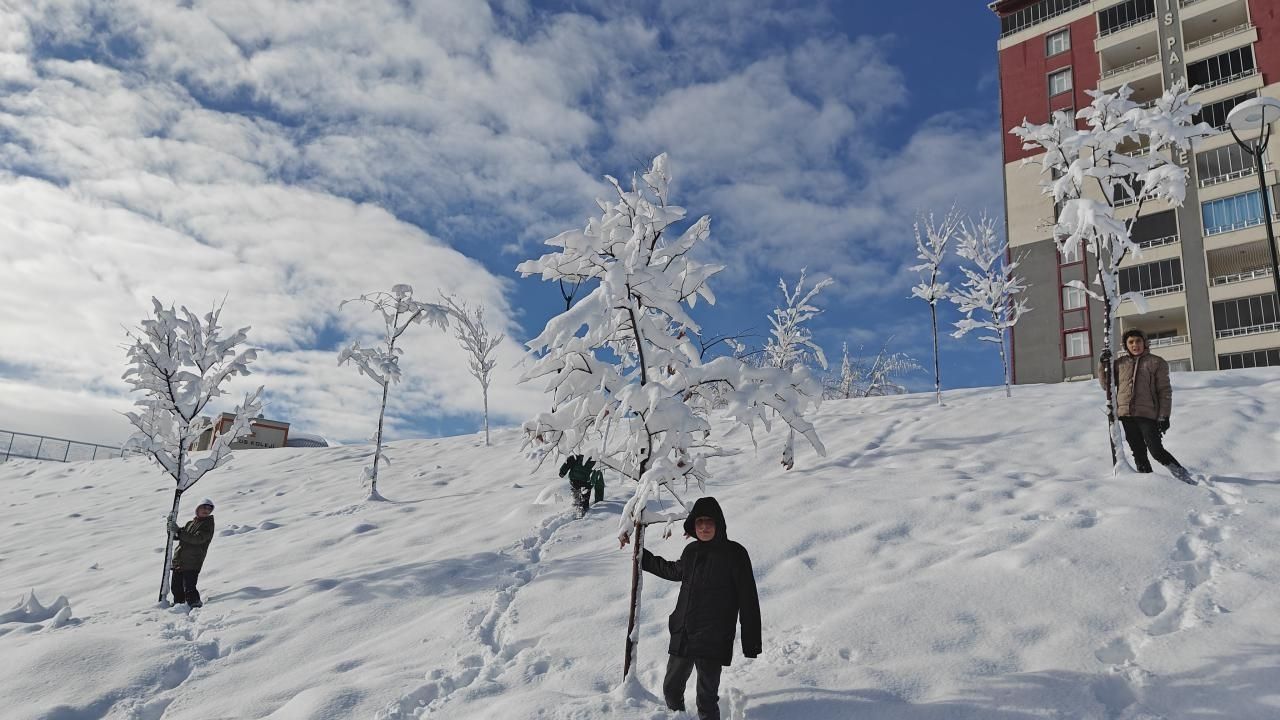 Kar yağışı nedeniyle bazı illerde okullar tatil edildi görseli