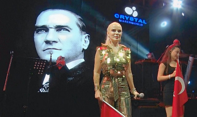 Ömür Gedik konserinde 4 bin Türk bayrağı dağıtıldı görseli