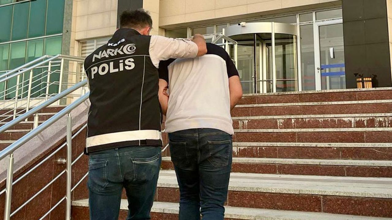 Kars Emniyet Müdürlüğü 8 yıl 4 ay hapis cezalı şahısı yakaladı görseli